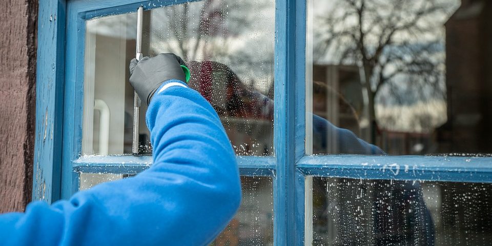 Come pulire i vetri delle finestre - SB Infissi Pvc