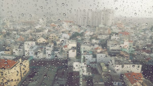 finestra città pioggia